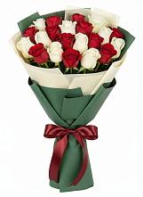 Букет Микс из красных и белых роз в Чулыме