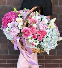 Композиция солнечный день в Чулыме Цветочная композиция из Розы, Хризантемы, Пионы и Лизиантусы в корзине в Чулыме