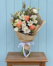 Букет цветов из:  Альстромерии, Лизиантусы, Розы и Хризантемы в Чулыме