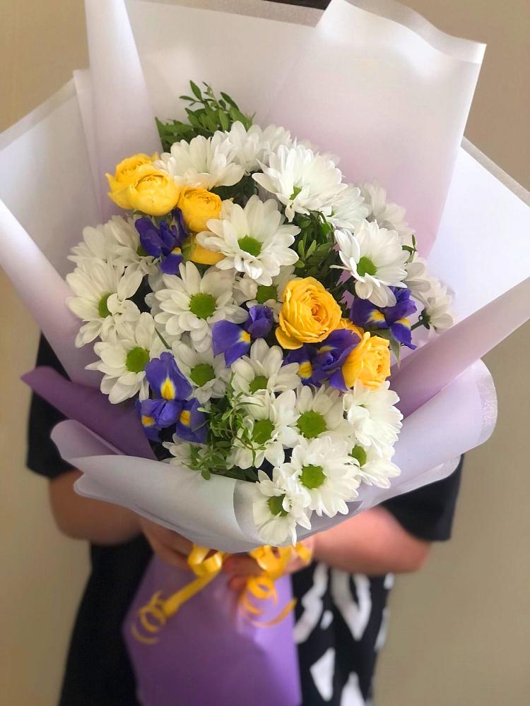Букет цветов из: Ирисы, Хризантемы и Розы в Чулыме