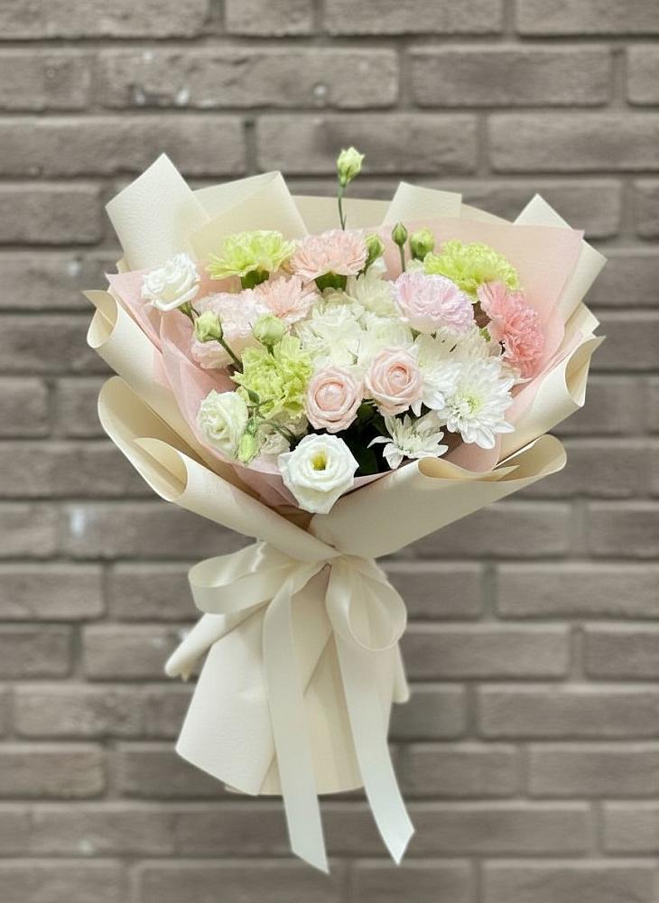 Букет цветов из: Гвоздики, Розы, Лизиантусы и Хризантемы в Чулыме