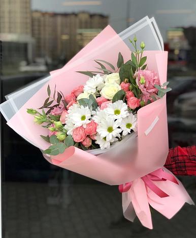 Букет цветов из: Розы, Лизиантусы и Хризантемы в Чулыме
